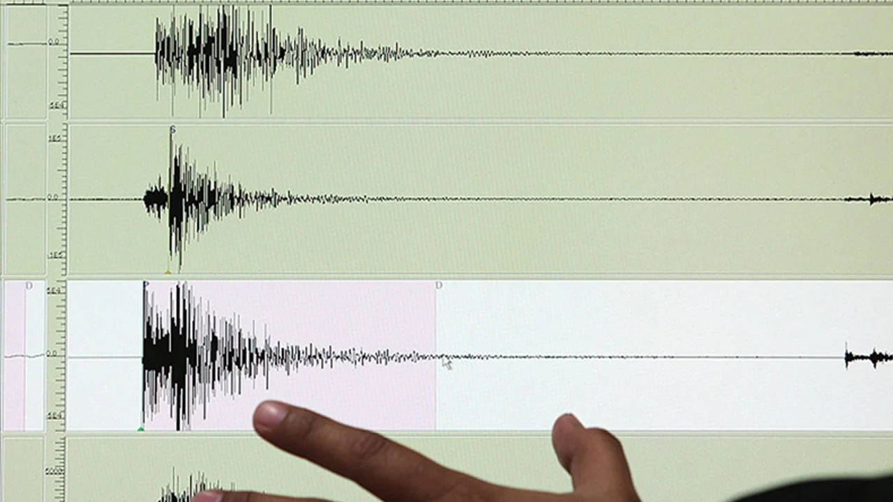 4.4 ve 4 büyüklüğünde deprem meydana geldi galerisi resim 2