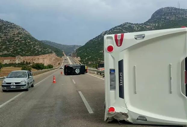 ÜNLÜ İSİM TRAFİK KAZASI GEÇİRDİ galerisi resim 2