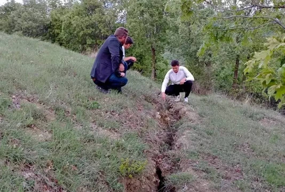 Büyük deprem köyü ikiye böldü galerisi resim 3