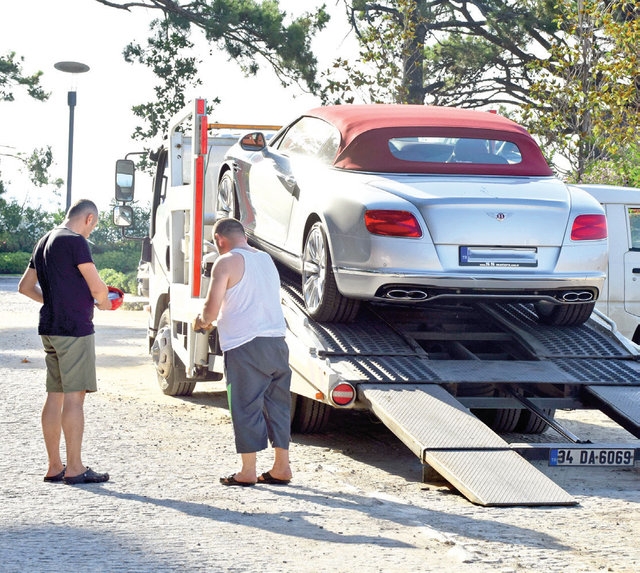 Cem Yılmaz, süper lüks arabasını Bodrum'a çekici ile getirtti galerisi resim 1