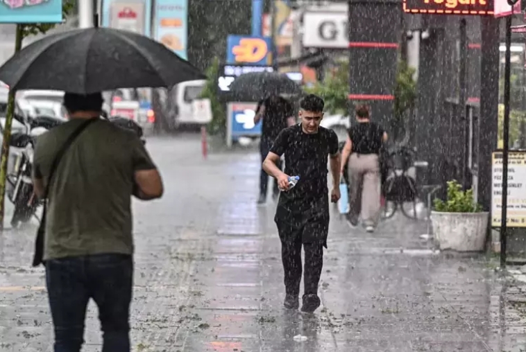 Sağanak yağışlar gök gürültüsü ve fırtına galerisi resim 4