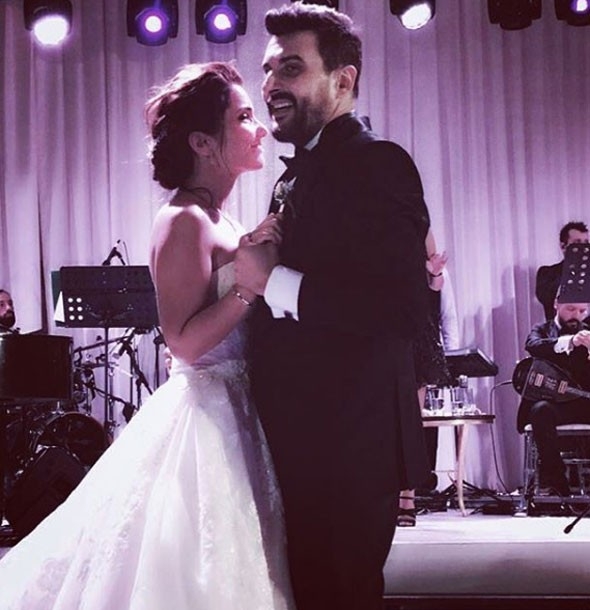 İki yıllık beraberlikte mutlu son! Ünlü çift nikah masasına oturdu! galerisi resim 2