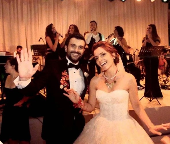 İki yıllık beraberlikte mutlu son! Ünlü çift nikah masasına oturdu! galerisi resim 6