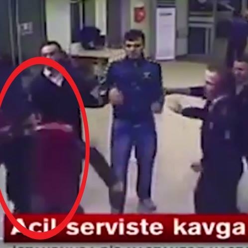 Acil serviste pantolunu düştü, kavgaya devam etti galerisi resim 3