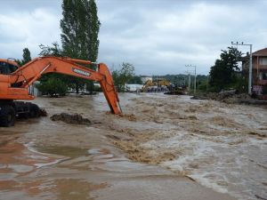 Yollar kapandı evler sular altında