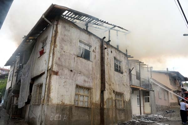 3 yaşındaki Afgan çocuk, yangında can verdi galerisi resim 5