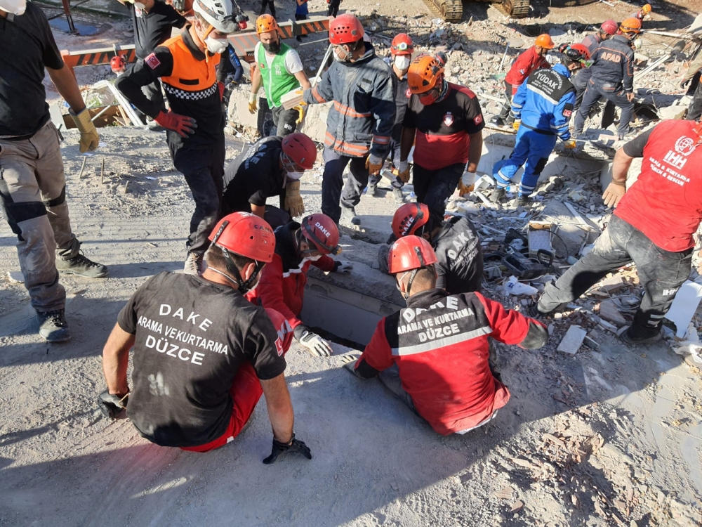 Deprem Bölgesindeki Son durum galerisi resim 4