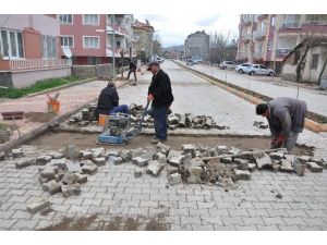 Yol Ve Kaldırım Düzenleme Çalışmaları Devam Ediyor