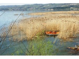 Yanan Sazlıklar Göl Suları Altında Kaldı