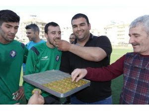 Salihli Belediyespor’a ’Baklava’lı Ziyaret