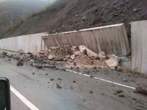 Tokat’ta Uluslararası Karayolunda Heyelan