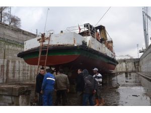 Tatvan Belediyesi Çürümeye Terk Edilen Tekneyi Bakıma Aldı