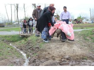 Yolları Davalık Olan Mahalleli Hastaları El Arabasıyla Taşıyor