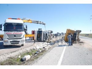 Taş Yüklü İki Kamyon Çarpıştı: 2 Yaralı