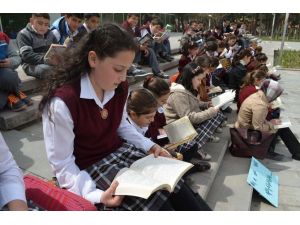 Kulalı Öğrenciler Meydanda Kitap Okudu