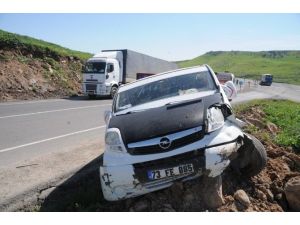 Tır’ın Sıkıştırdığı Kamyonet Kaza Yaptı: 4 Yaralı