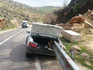 Adıyaman’da Bariyer Otomobile Ok Gibi Saplandı