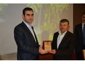 Kaymakam Özçelik, Emekliye Ayrılan Personeline Plaket Verdi