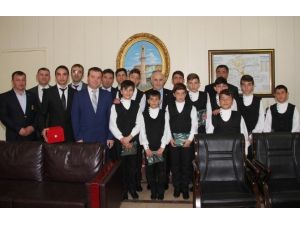 Başarılı Öğrenciler Bayburt Valisi Yusuf Odabaş Tarafından Ödüllendirildi