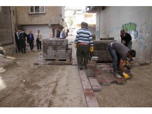 Eşbaşkan Akat, Bağlar’da Parke Taşı Ve Kaldırım Çalışmalarını Denetledi