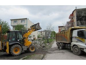 Körfez’de Tehlike Saçan Metruk Yapılar Yıkılıyor