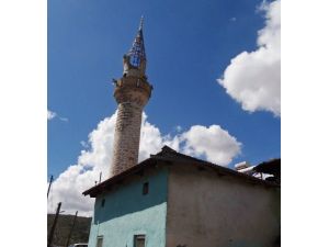 İzmir’de Minareye Yıldırım Düştü