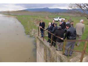 Vali, Su Taşkını Nedeniyle Zarar Gören Tarım Arazilerini Yerinde İnceledi