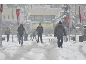 Bolu’da Yoğun Kar Yağışı Etkili Oldu