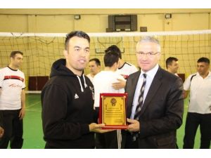 Oltu’da Emniyet Ve Garnizon Komutanlığı Voleybol Takımları Dostluk Maçında Karşılaştı