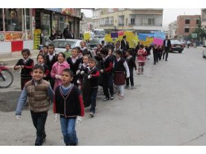 Minik Öğrenciler Temiz Bir Çevre İçin Yürüdü