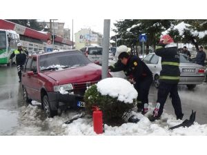 Karda Kontrolden Çıkan Otomobil Direğe Çarparak Durabildi