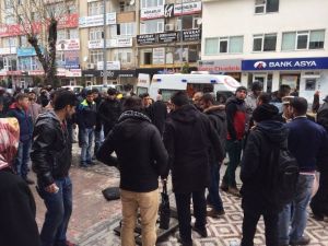 Yozgat’ta Yolda Yürüyen Kadının Üzerine Ahşap Çatı Kapağı Düştü