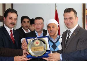 Şehit Ve Gazi Yakınlarından Öztürk’e Plaket