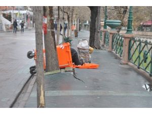 Çöp Konteynerlerini TEK TEK Devirip İçine Girdi