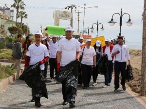 Üniversite Öğrencileri Mezitli Sahilini Temizledi