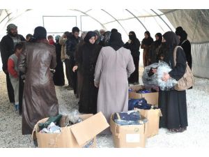 Kamp Dışında Kalan Mültecilere Elbise Dağıtımı