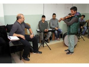 İzmir’de Yetenekli Çocuklara Müzik Eğitimi