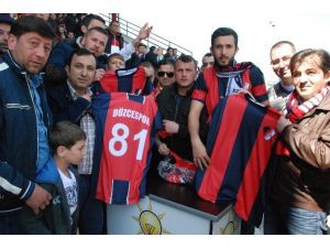 AK Parti Düzcespor Forması Hediye Etti