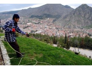 Balık Tutar Gibi Çim Biçiyor