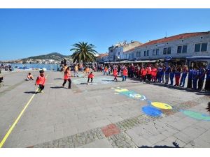 Foça’da Çocuk Şenlikleri Başladı