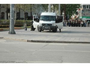 Çöp Kovasının Önüne Bırakılan Bavul Polisi Alarma Geçirdi