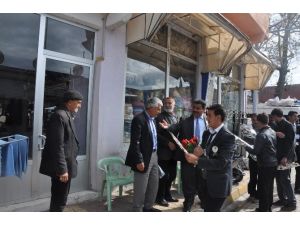 Gerger Müftüsü, Vatandaşlara Gül Dağıttı