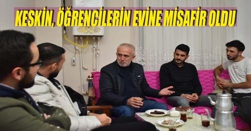 Keskin, üniversite öğrencisi gençlerin evine misafir oldu