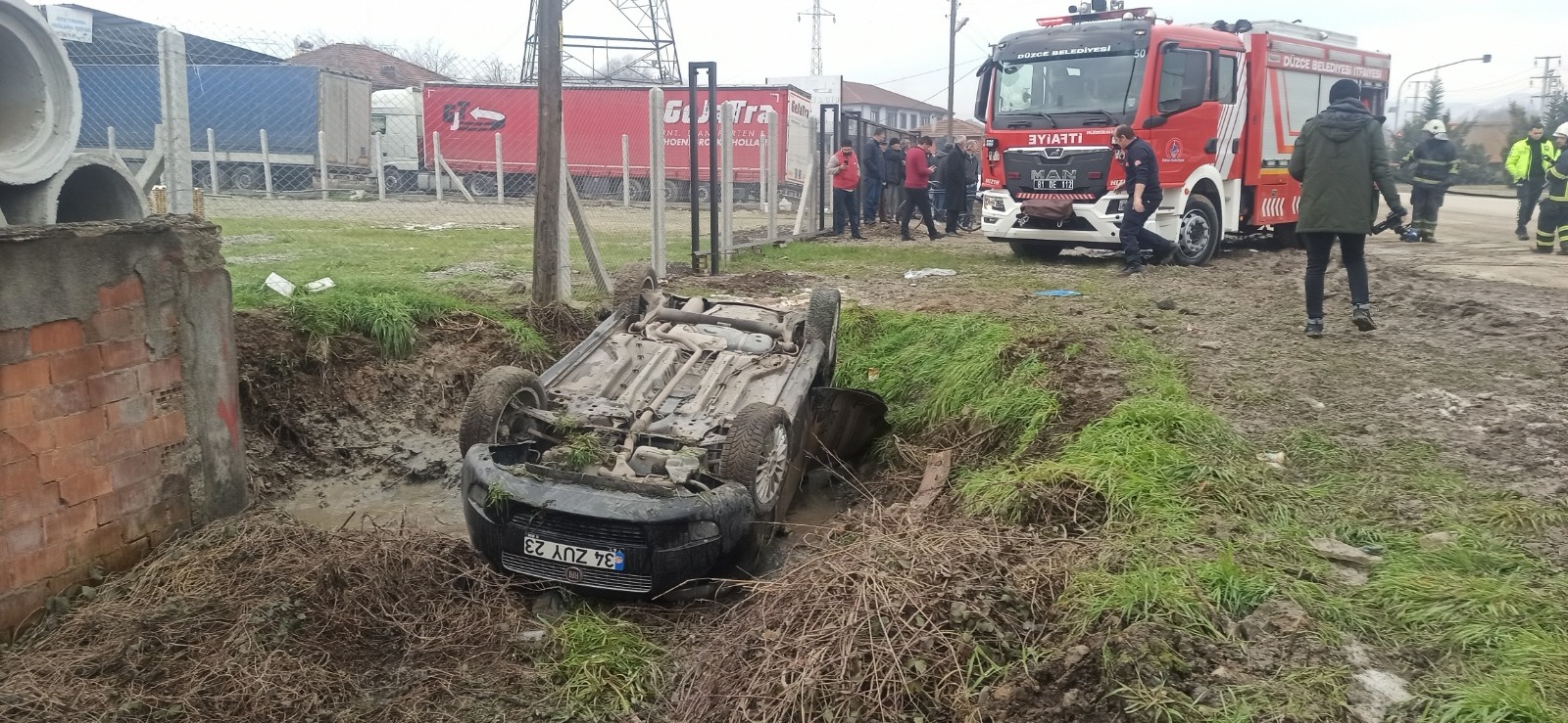 Otomobil kanala uçtu, 2 kişi yaralandı