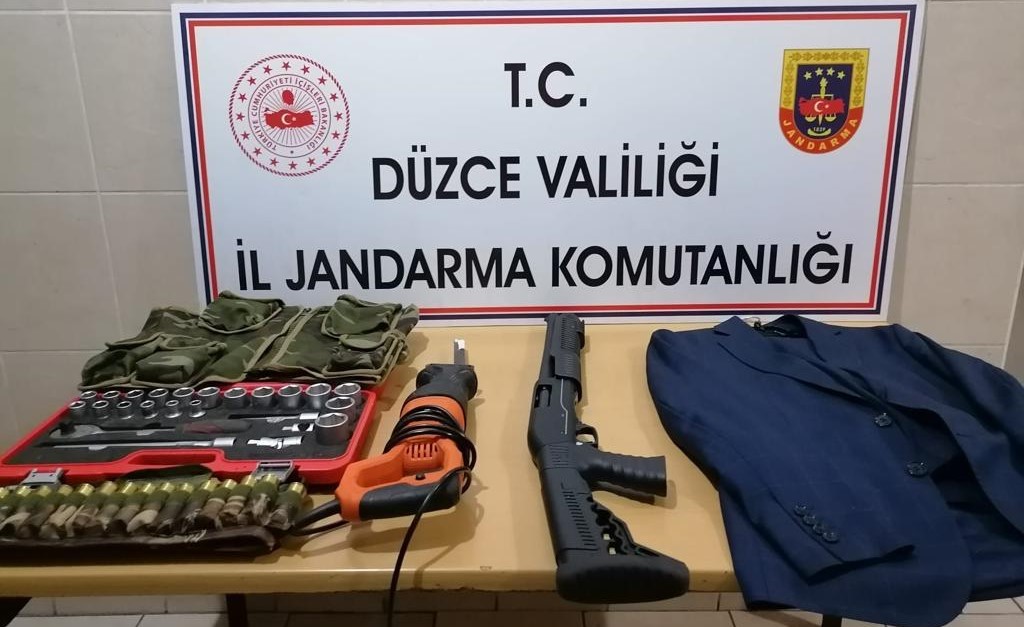 Köylere dadanan hırsızlar yakalandı takım elbise bile çalmışlar