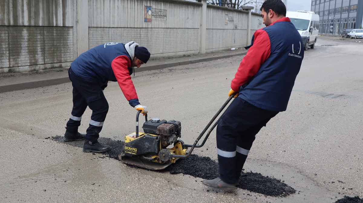 Kardan zarar gören yollar onarılıyor