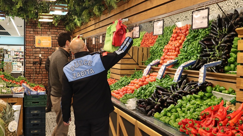 Düzce’de zabıtadan KDV indirimi denetimi