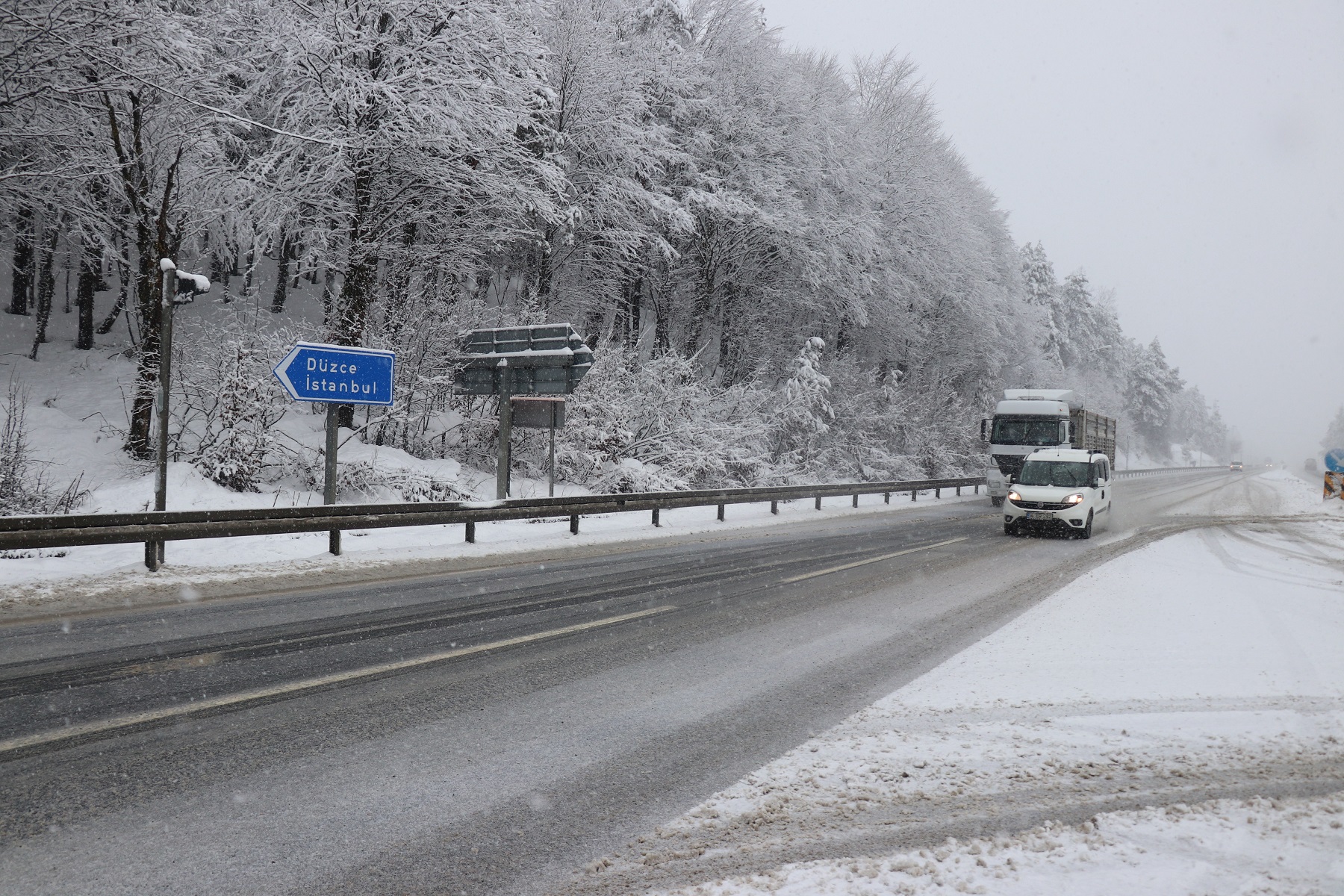 Bolu Dağı’nda kar yağışı devam ediyor