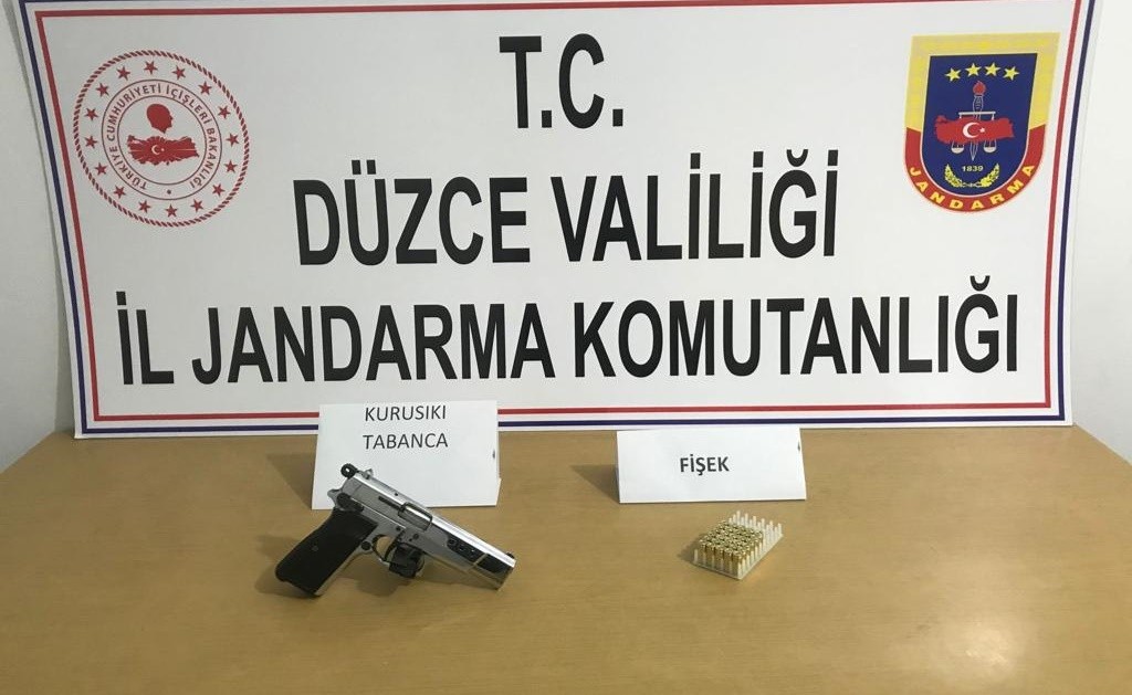 Kurusıkı tabancayla girmeye çalışınca yakalandı