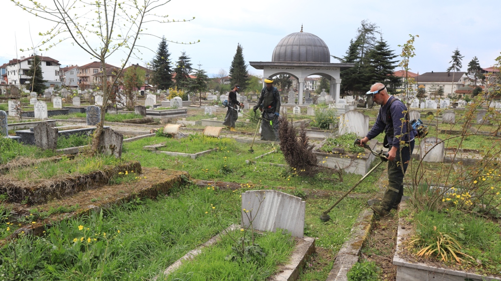 Şehir Mezarlığında Bayram Temizliği